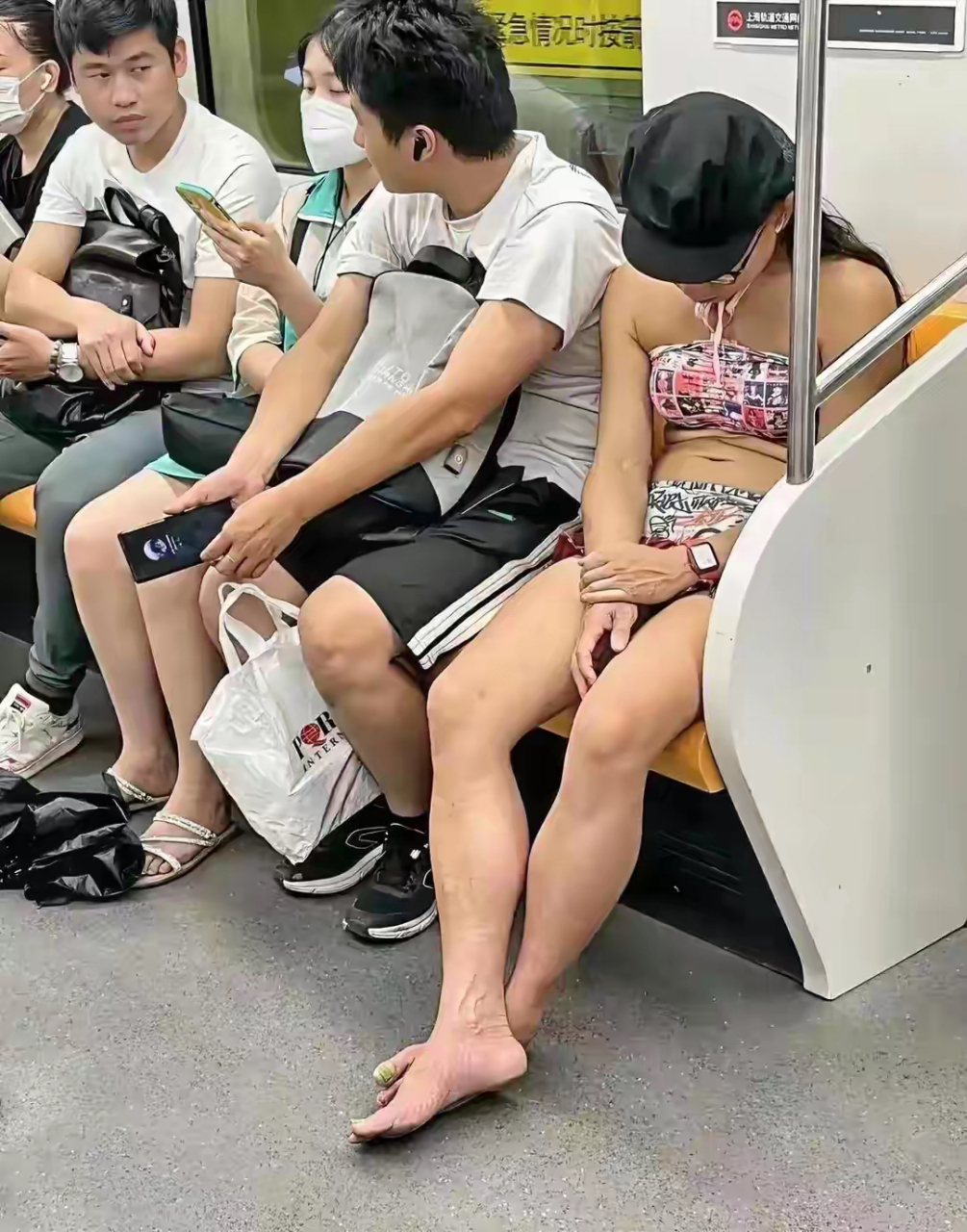 男子穿上女装变成了女的,男孩穿上女装变成女的故事